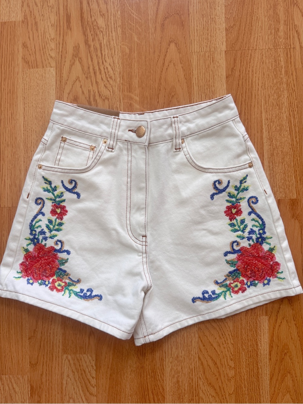 NWOT FARM Rio White High-Waist Shorts with Red Floral Embroidery- 25 - Picture 2 of 5